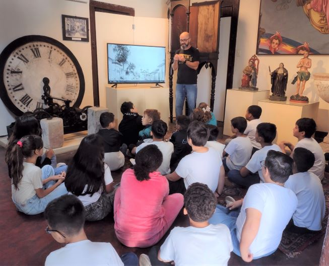 api-modulos/fotos/img/galeria_cat_culturais_493/493/13775/VISITA GUIADA POR GUSTAVO, ESCOLA MUNICIPAL ELVIRA XAVIER DE MELO, PROF. JOSIMARA, 18.08.2026 (4).jpg